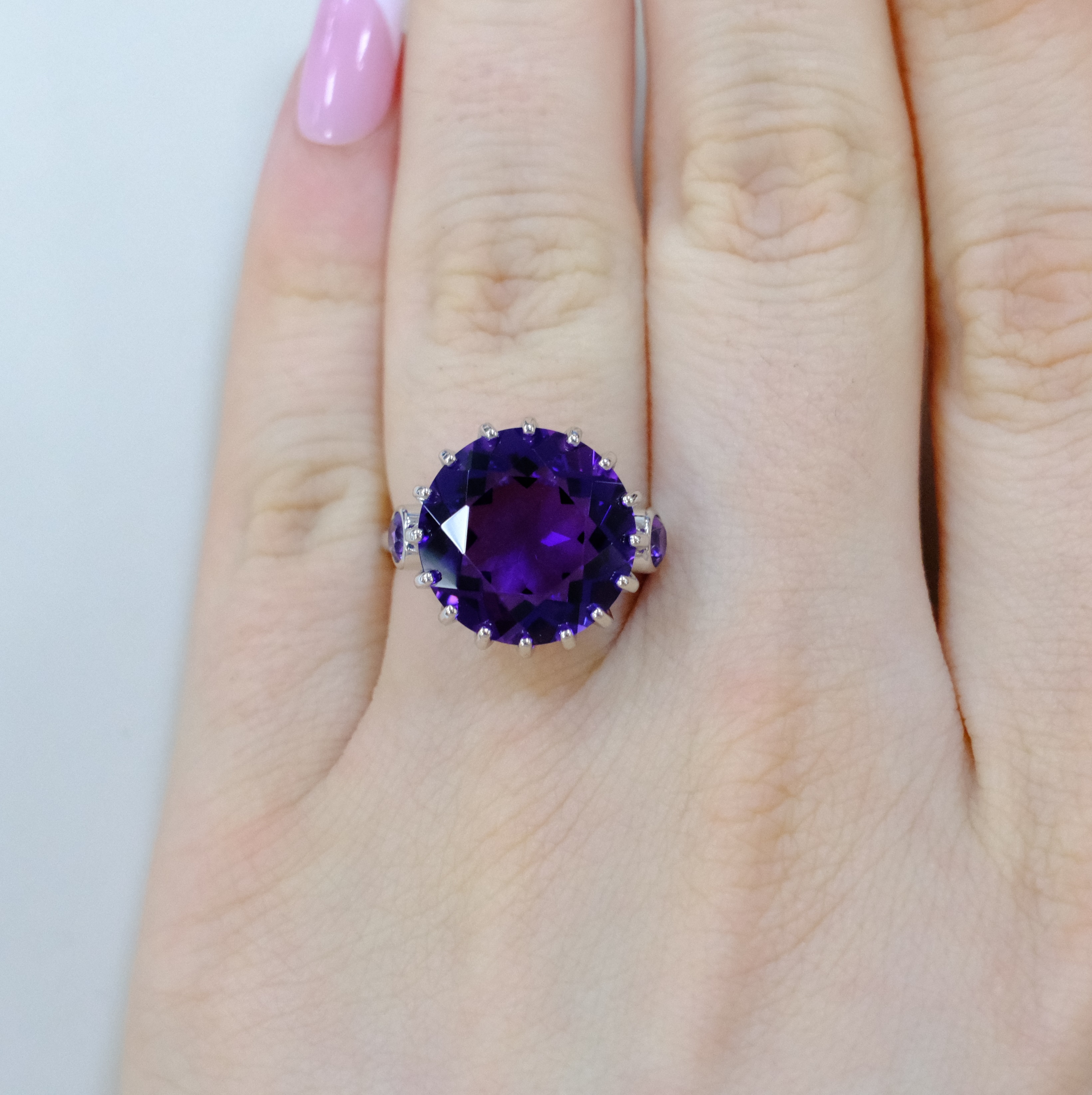 Серебряное кольцо с аметистами
